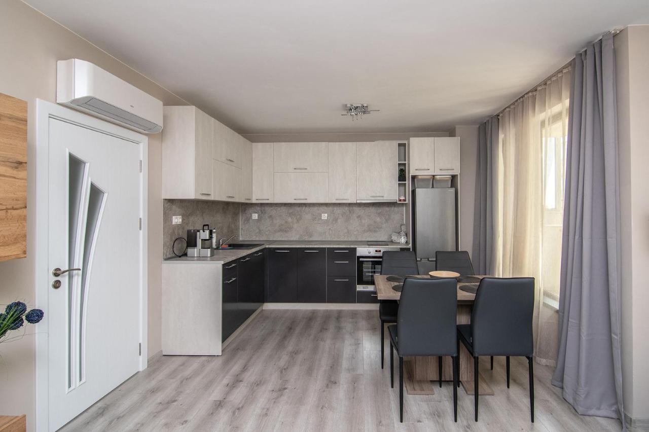 Apartamento Cozy Flats Nearby Center Free Park Area Varna Exterior foto