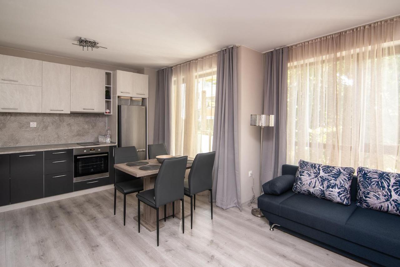 Apartamento Cozy Flats Nearby Center Free Park Area Varna Exterior foto